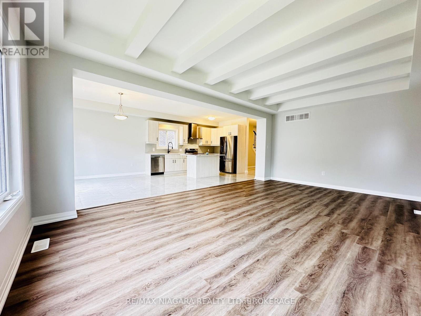 Photo 33 of 72 Bur Oak Drive, Thorold ON