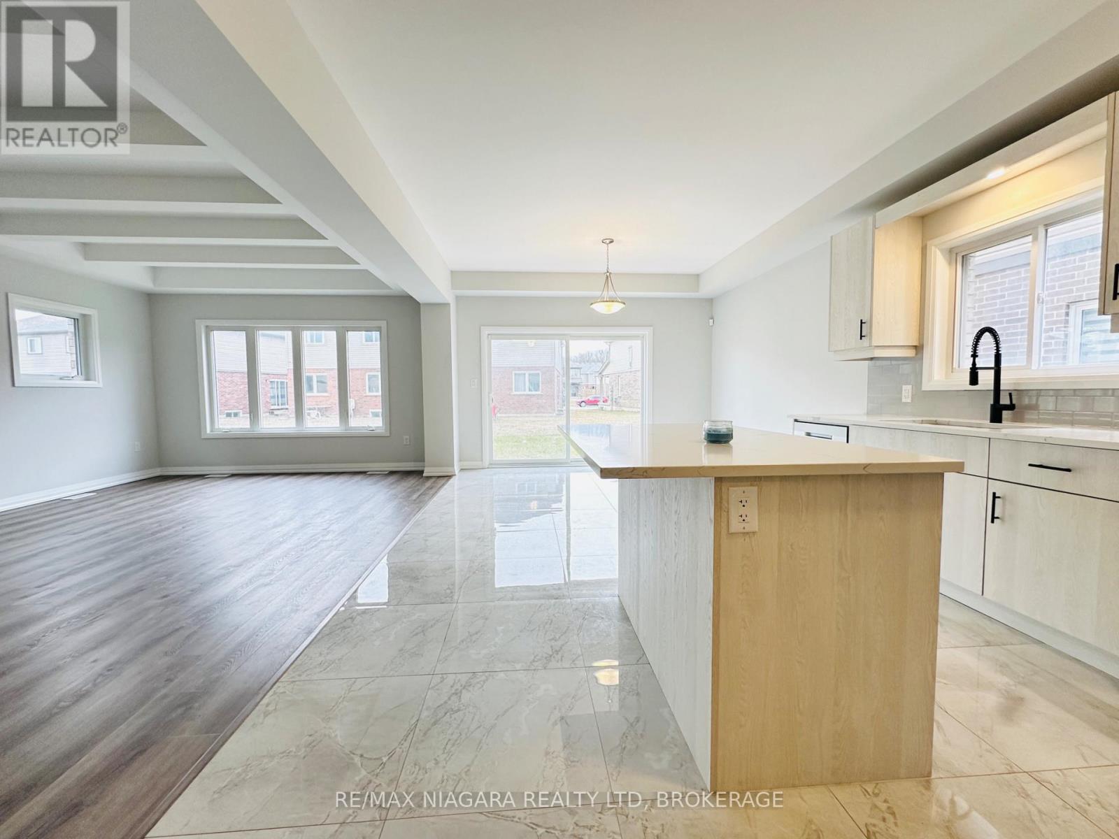 Photo 13 of 72 Bur Oak Drive, Thorold ON