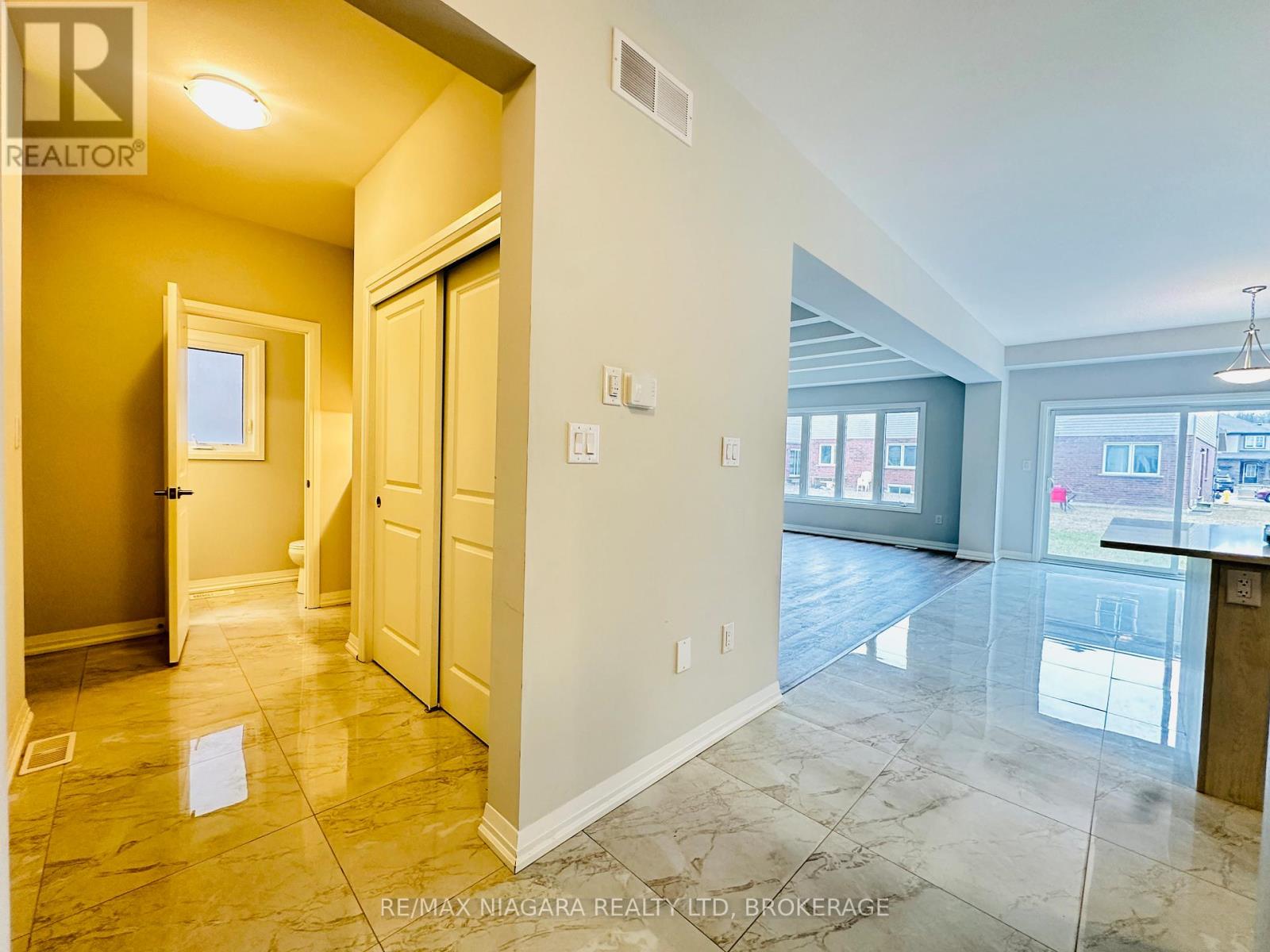 Photo 34 of 72 Bur Oak Drive, Thorold ON