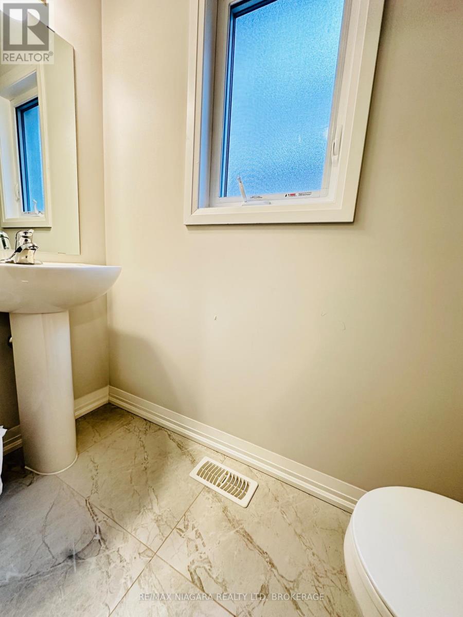Photo 10 of 72 Bur Oak Drive, Thorold ON