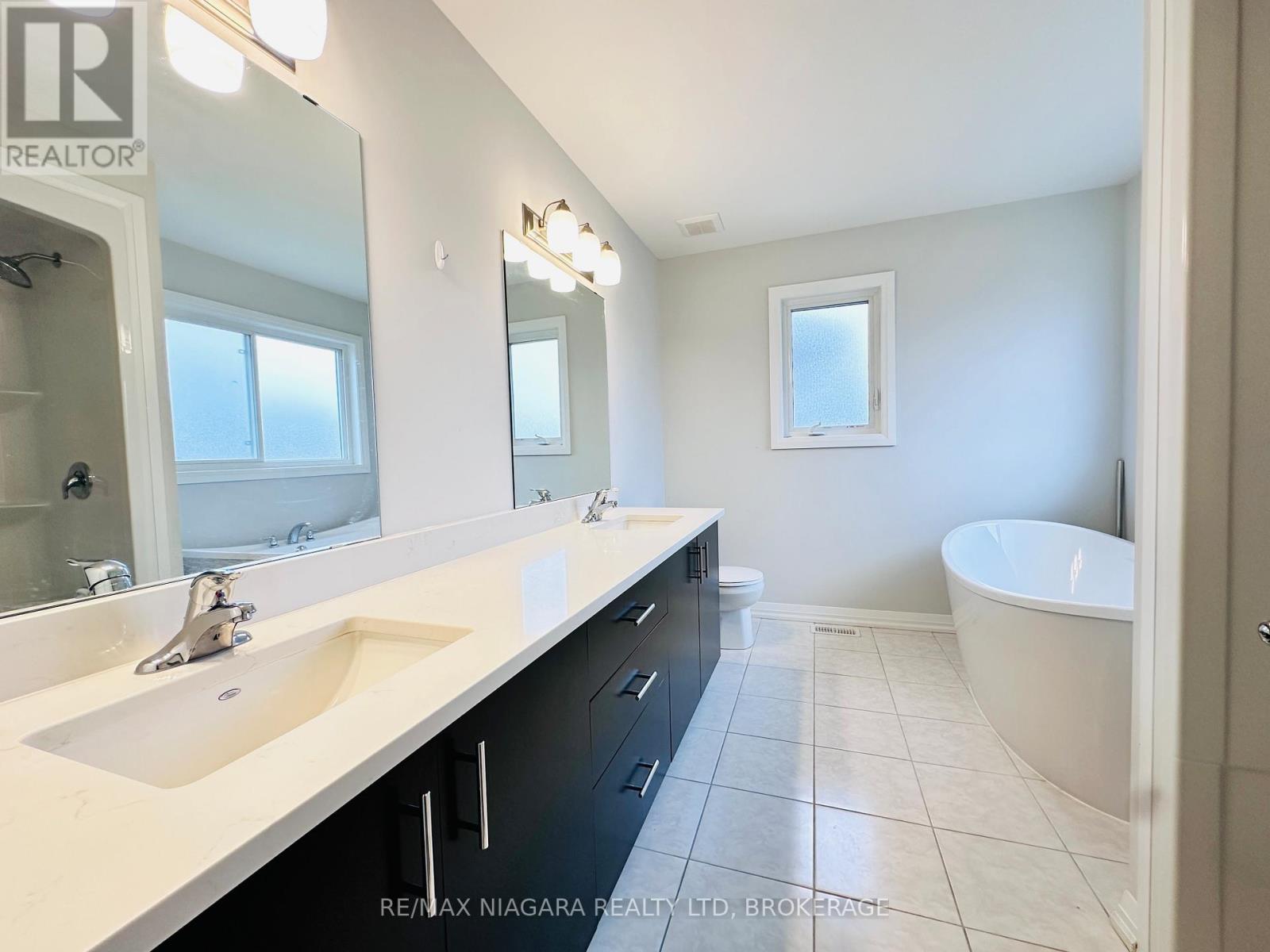 Photo 37 of 72 Bur Oak Drive, Thorold ON
