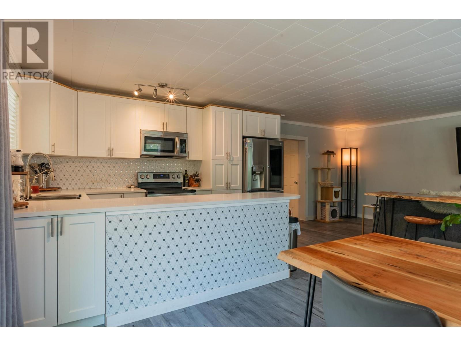 2194 SIXTH Avenue, Trail