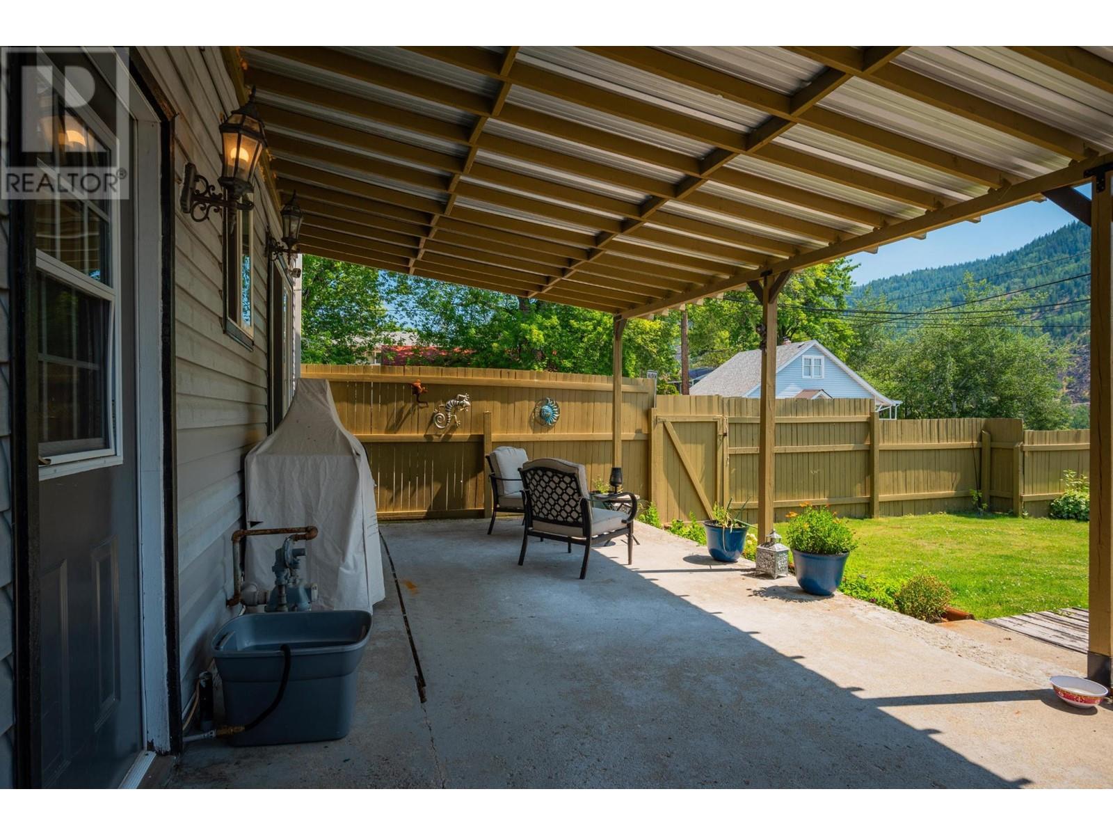 2194 SIXTH Avenue, Trail