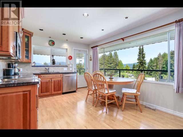 Photo 8 of 6005 Humphries Place, Burnaby BC