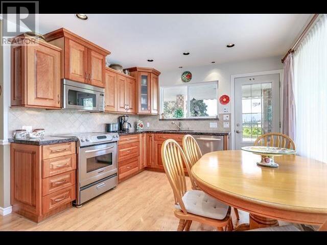 Photo 11 of 6005 Humphries Place, Burnaby BC