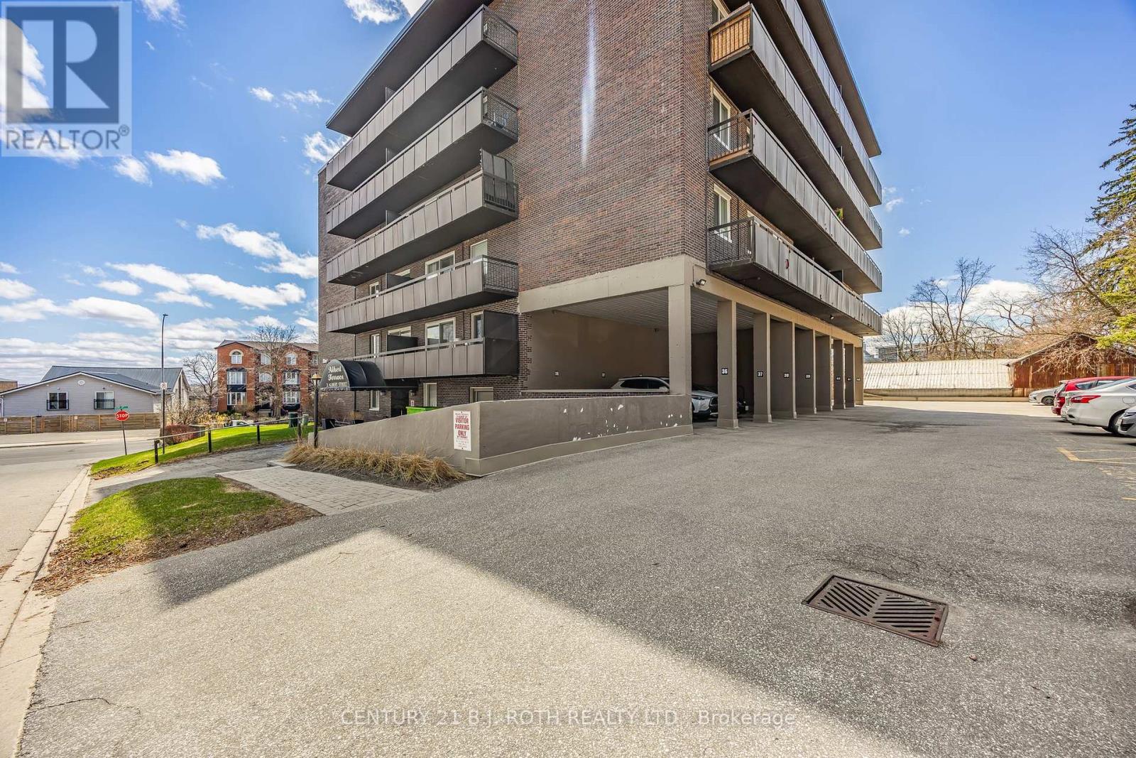 Photo 1 of 32 2 Albert Street, Barrie ON
