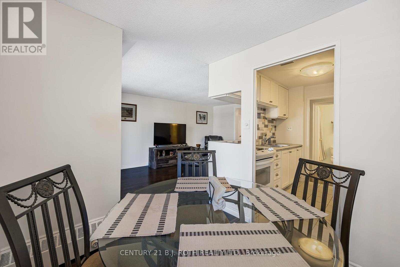 Photo 11 of 32 2 Albert Street, Barrie ON