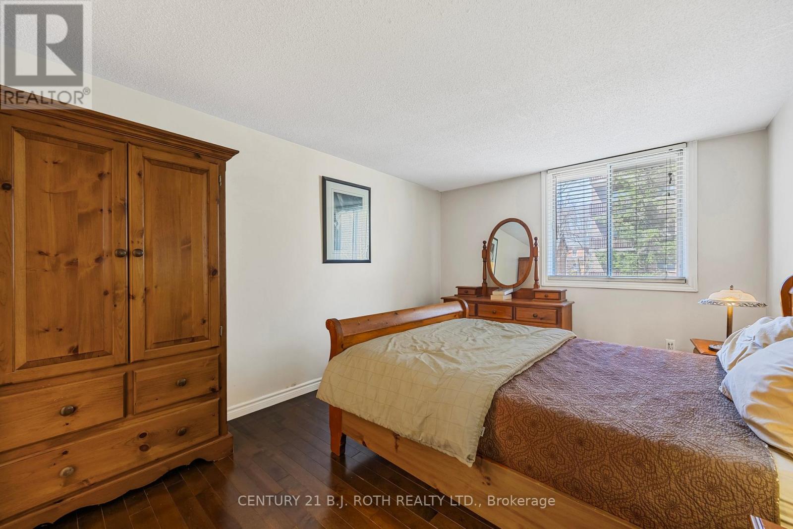 Photo 16 of 32 2 Albert Street, Barrie ON