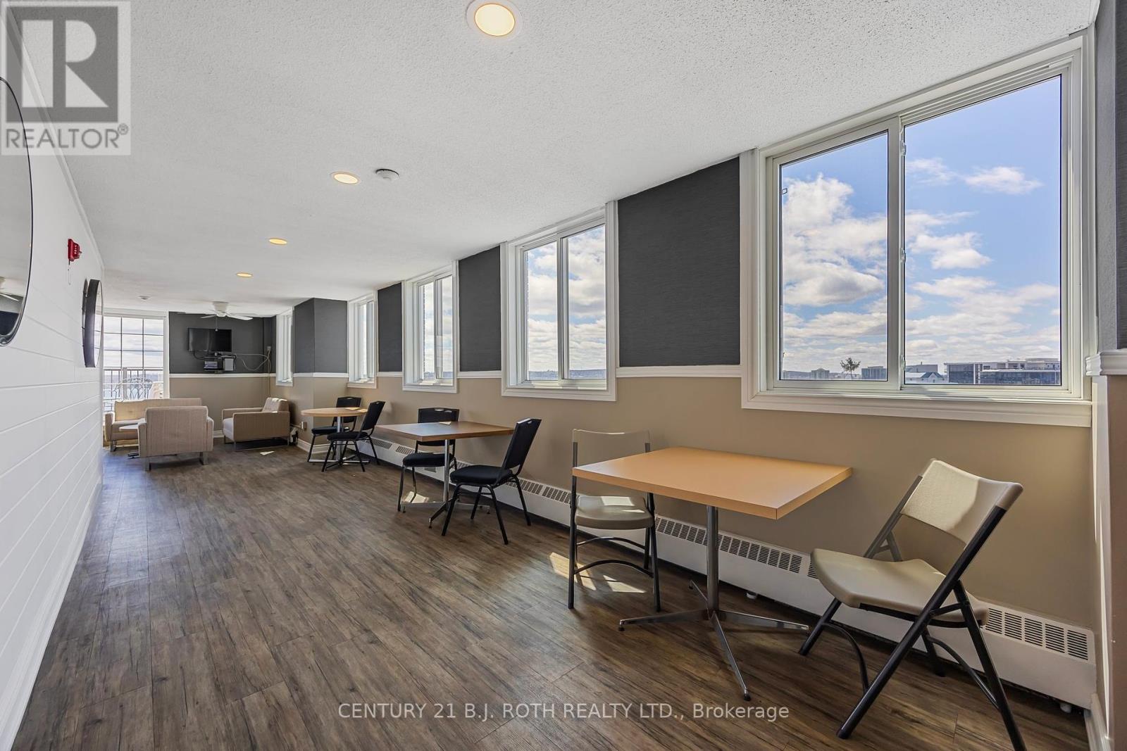 Photo 23 of 32 2 Albert Street, Barrie ON