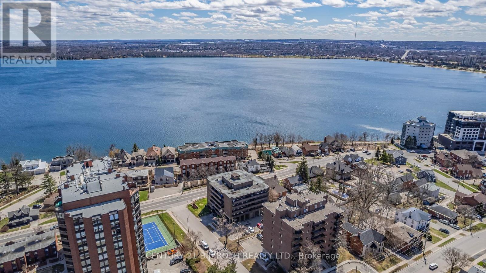 Photo 3 of 32 2 Albert Street, Barrie ON