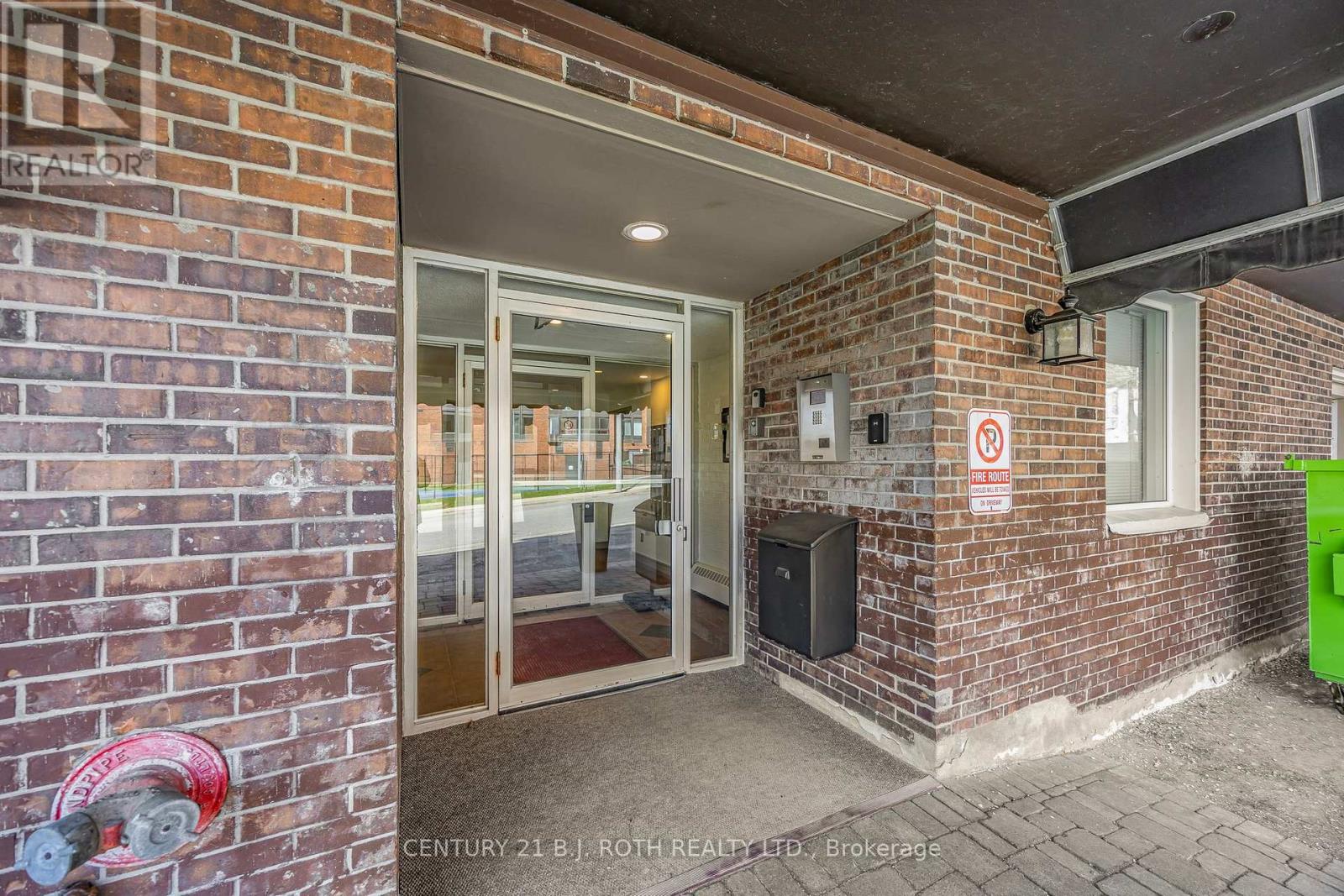Photo 34 of 32 2 Albert Street, Barrie ON
