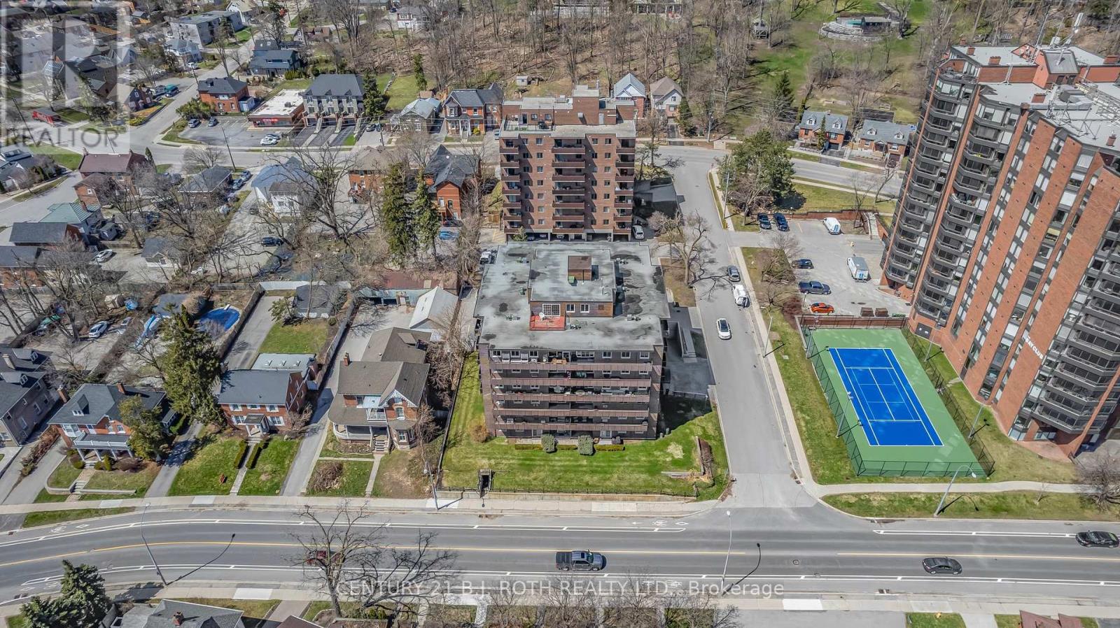 Photo 5 of 32 2 Albert Street, Barrie ON