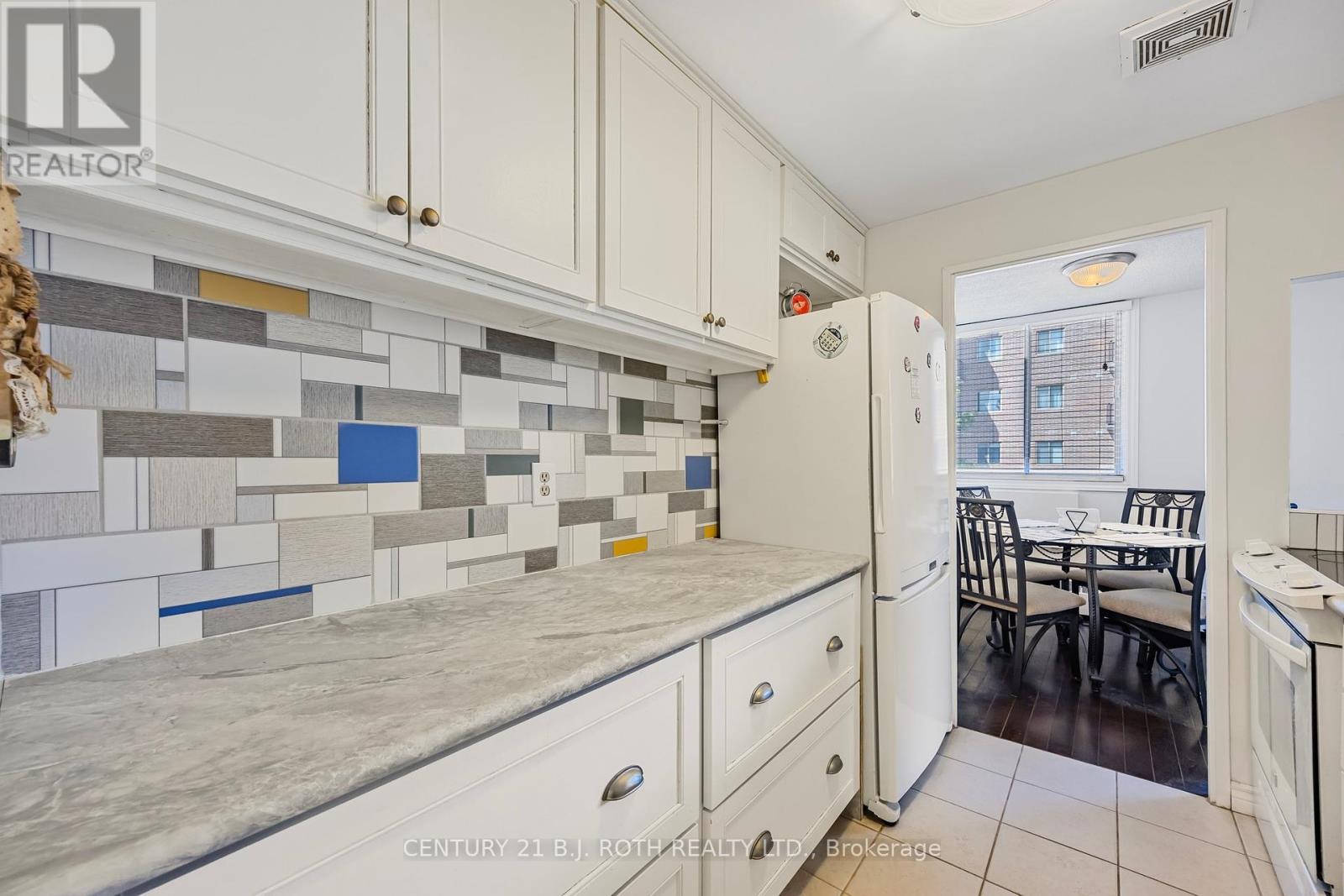 Photo 8 of 32 2 Albert Street, Barrie ON