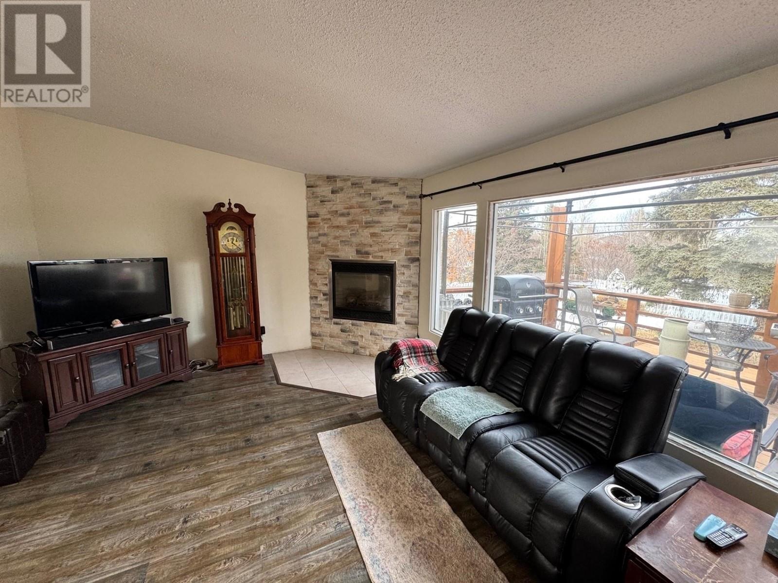 Photo 10 of 9504 113 Avenue, Fort St John BC