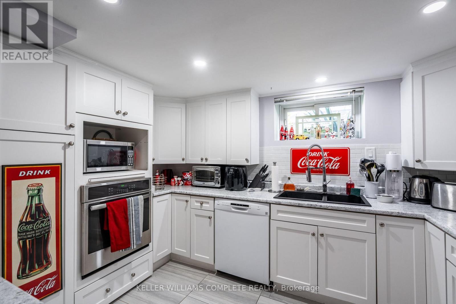 Photo 2 of 678 Mohawk Road, Hamilton ON