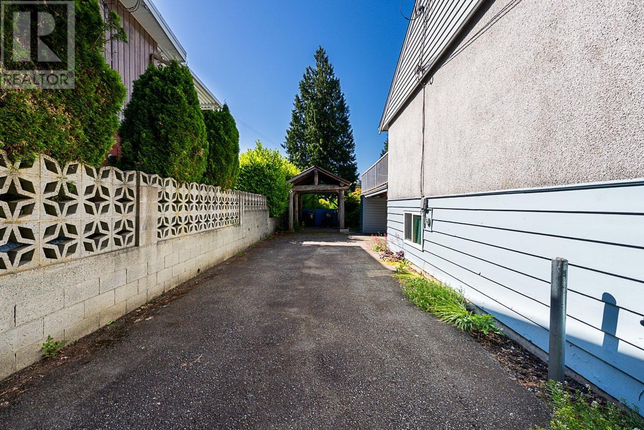 Photo 5 of 614 Chapman Avenue, Coquitlam BC