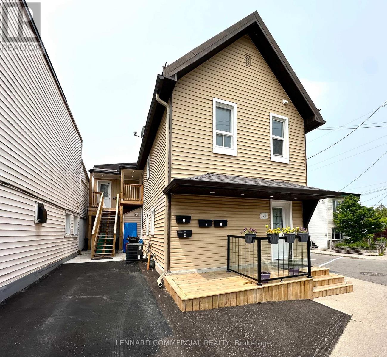 Ext front, driveway, side/up entrance unit 3 and 4