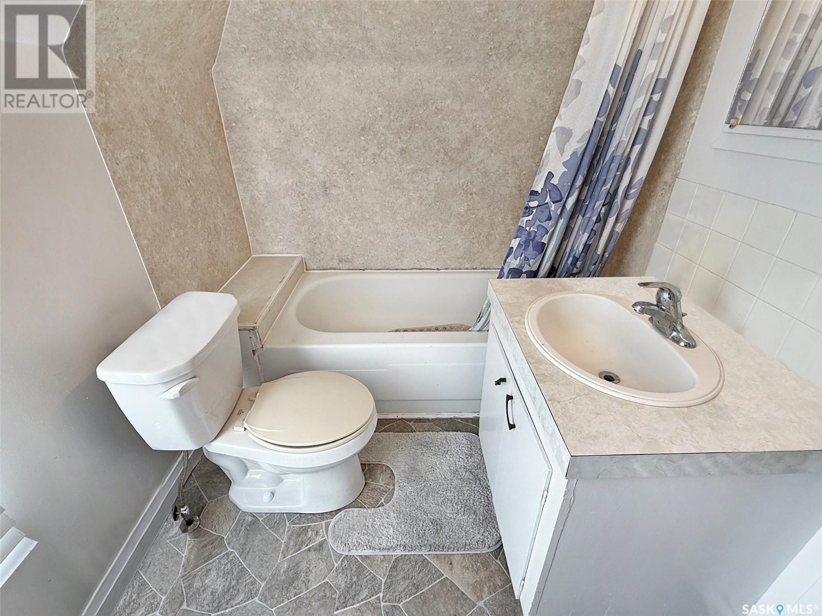 Single Family House 2 Level for Sale in  st AVENUE NW Swift Current 