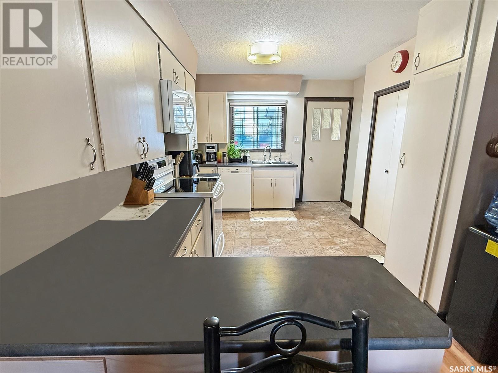 Single Family House 2 Level for Sale in  st AVENUE NW Swift Current 