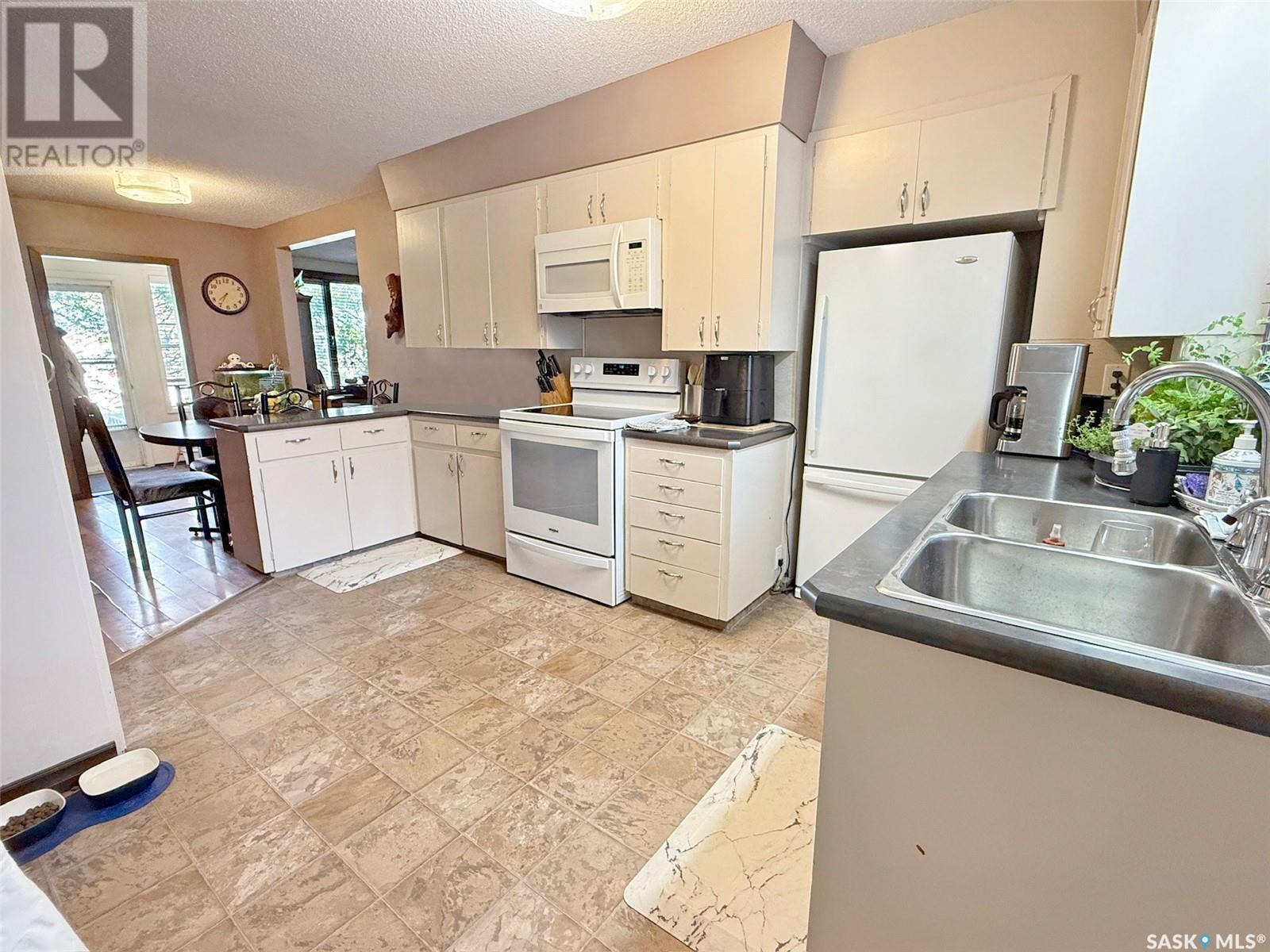 Single Family House 2 Level for Sale in  st AVENUE NW Swift Current 