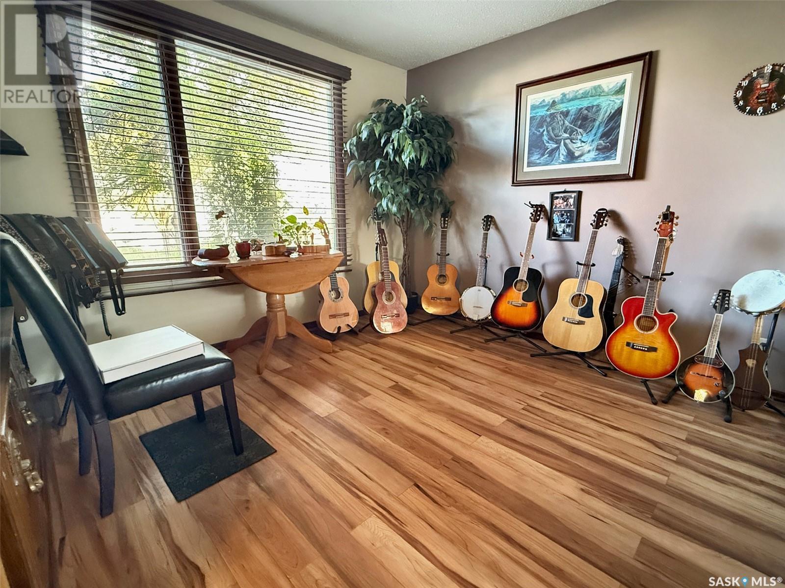 Single Family House 2 Level for Sale in  st AVENUE NW Swift Current 