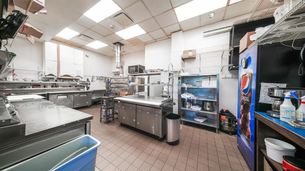 Photo 9 of 2 3116 Roblin Boulevard, Winnipeg MB