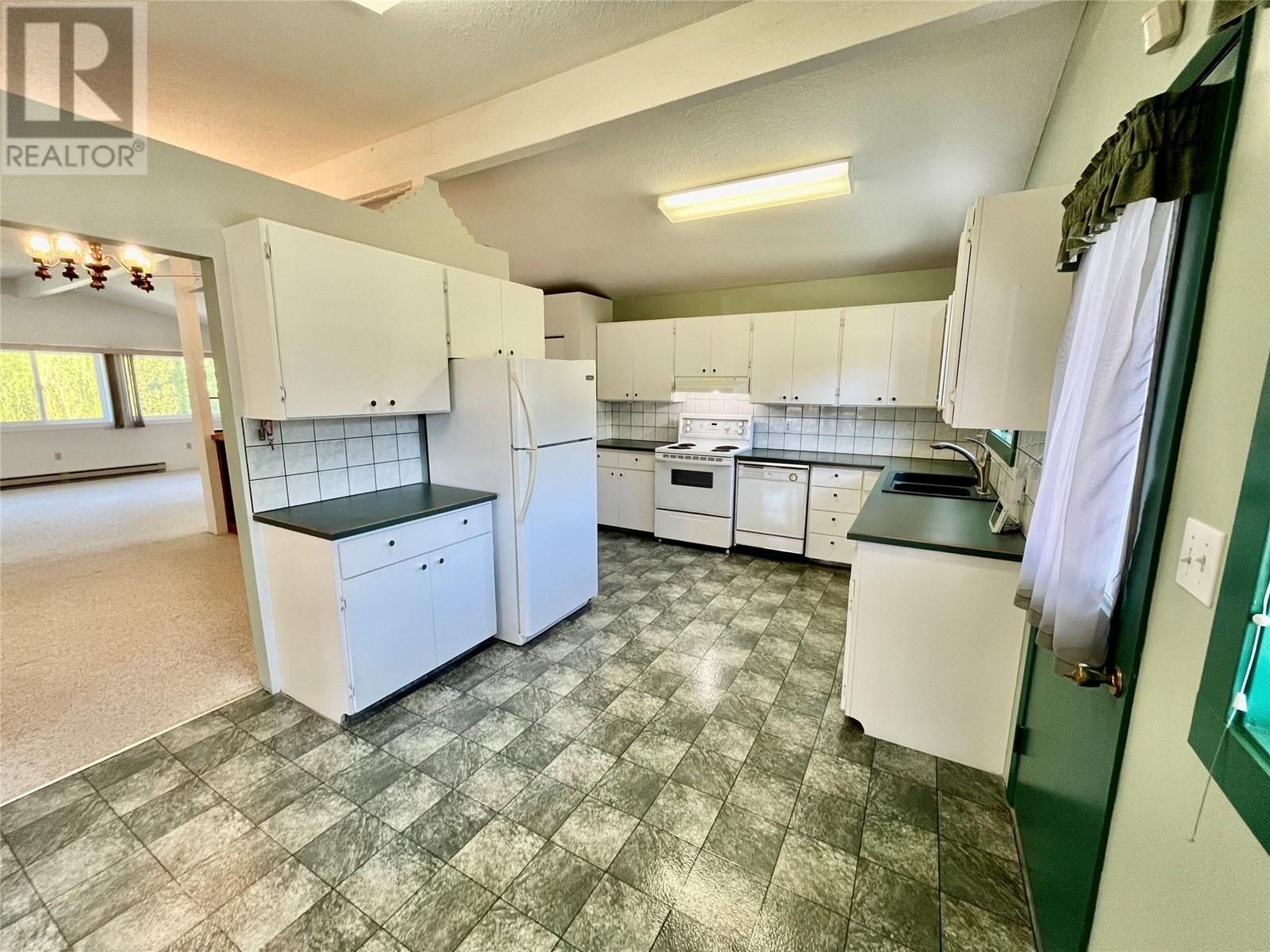  441 Oak Avenue, Sicamous