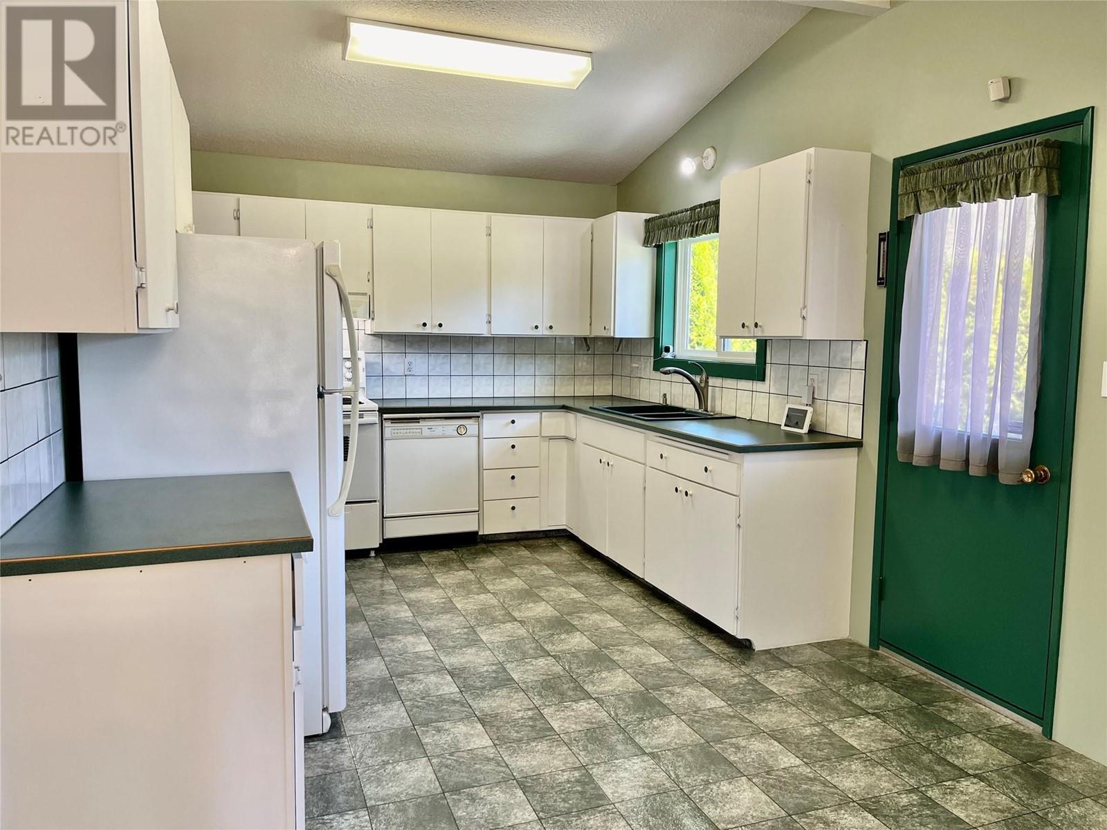  441 Oak Avenue, Sicamous