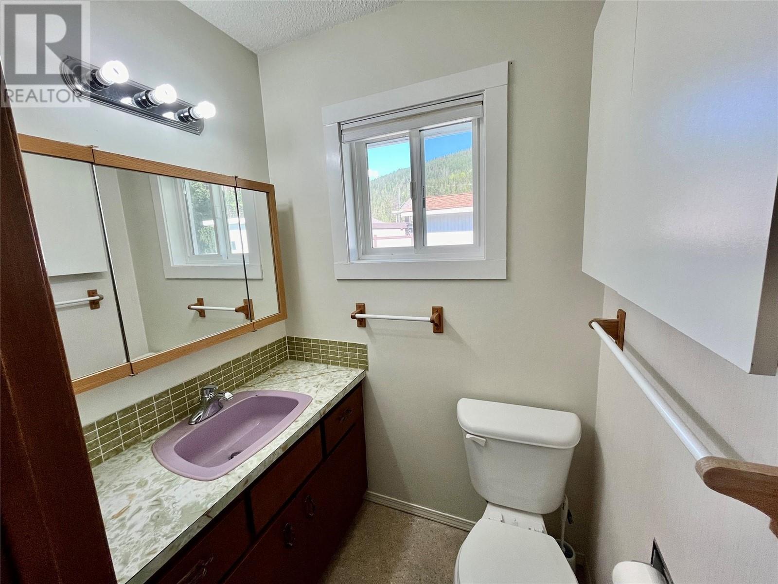  441 Oak Avenue, Sicamous