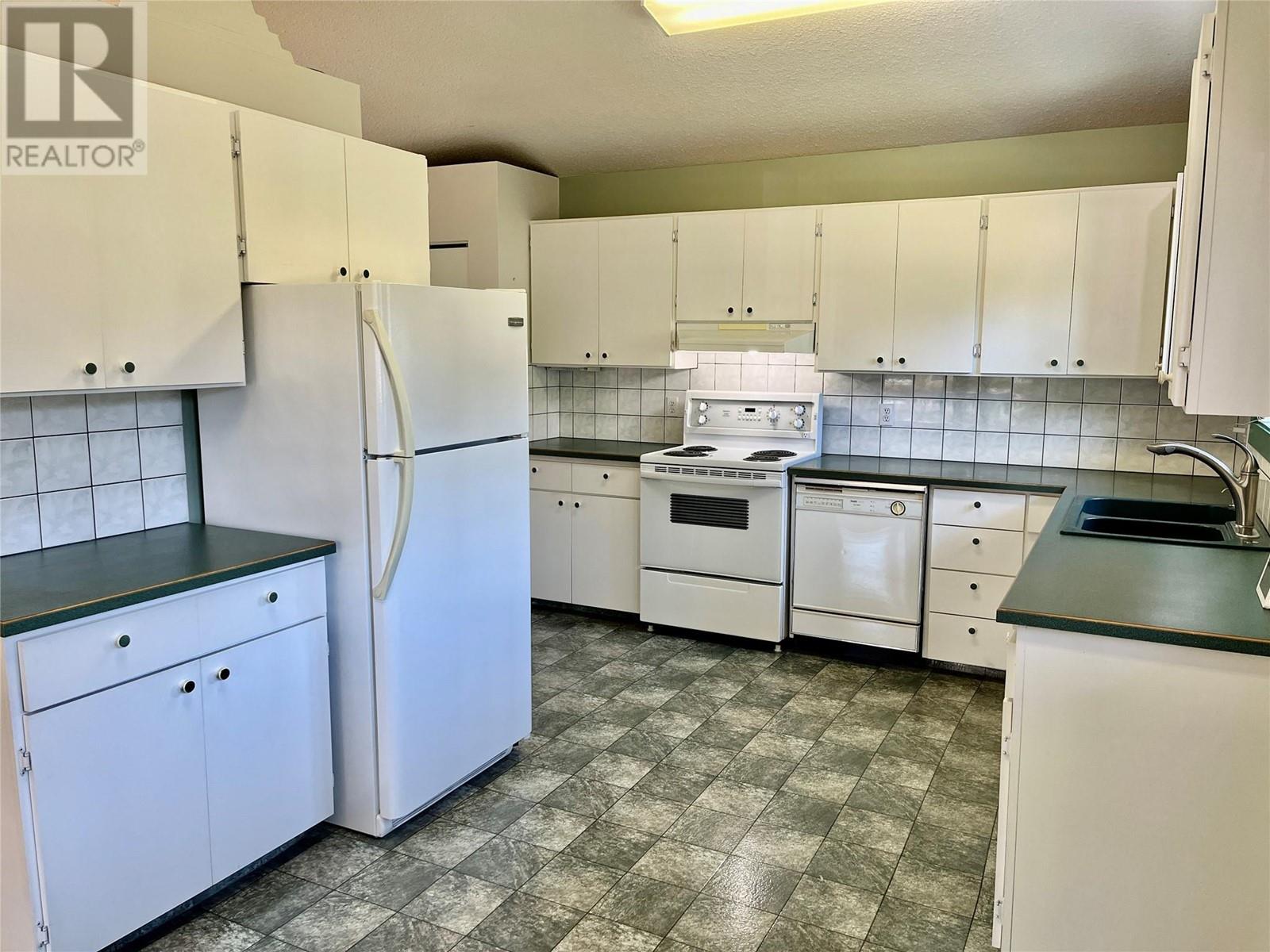 441 Oak Avenue, Sicamous