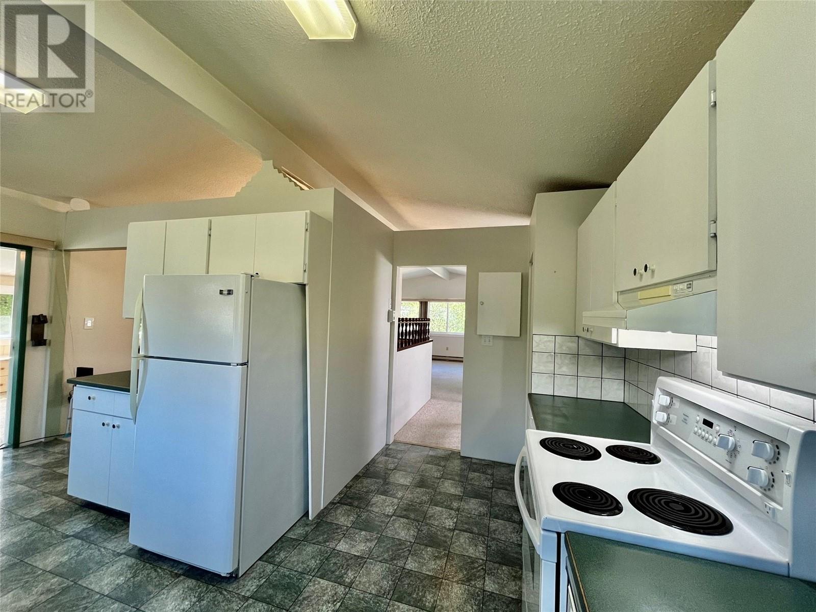  441 Oak Avenue, Sicamous