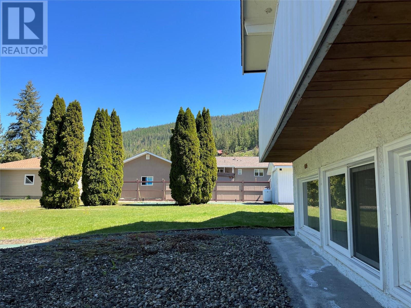  441 Oak Avenue, Sicamous