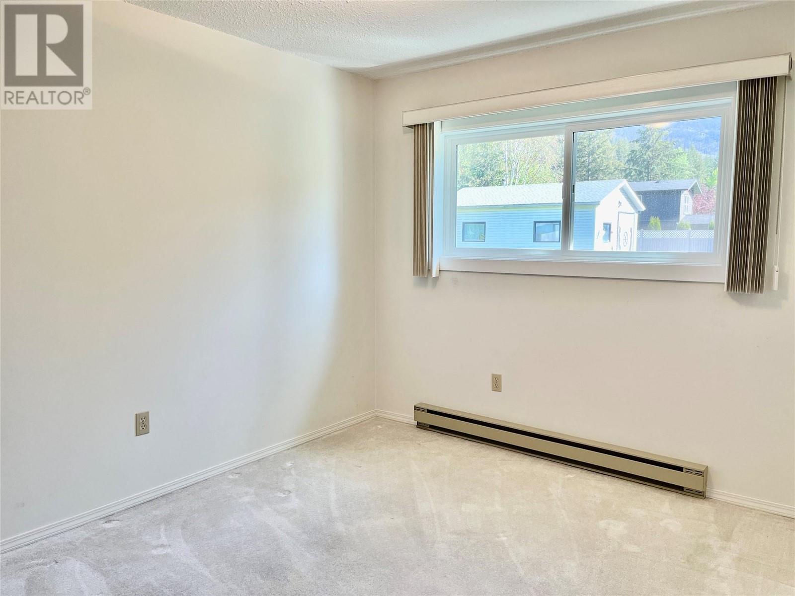  441 Oak Avenue, Sicamous