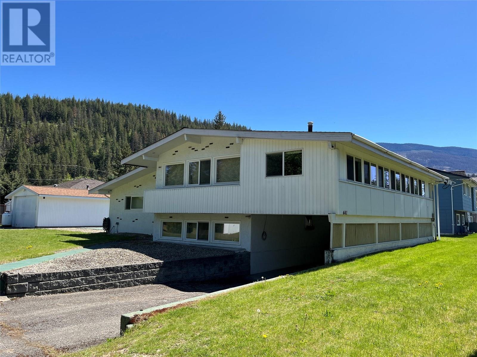  441 Oak Avenue, Sicamous