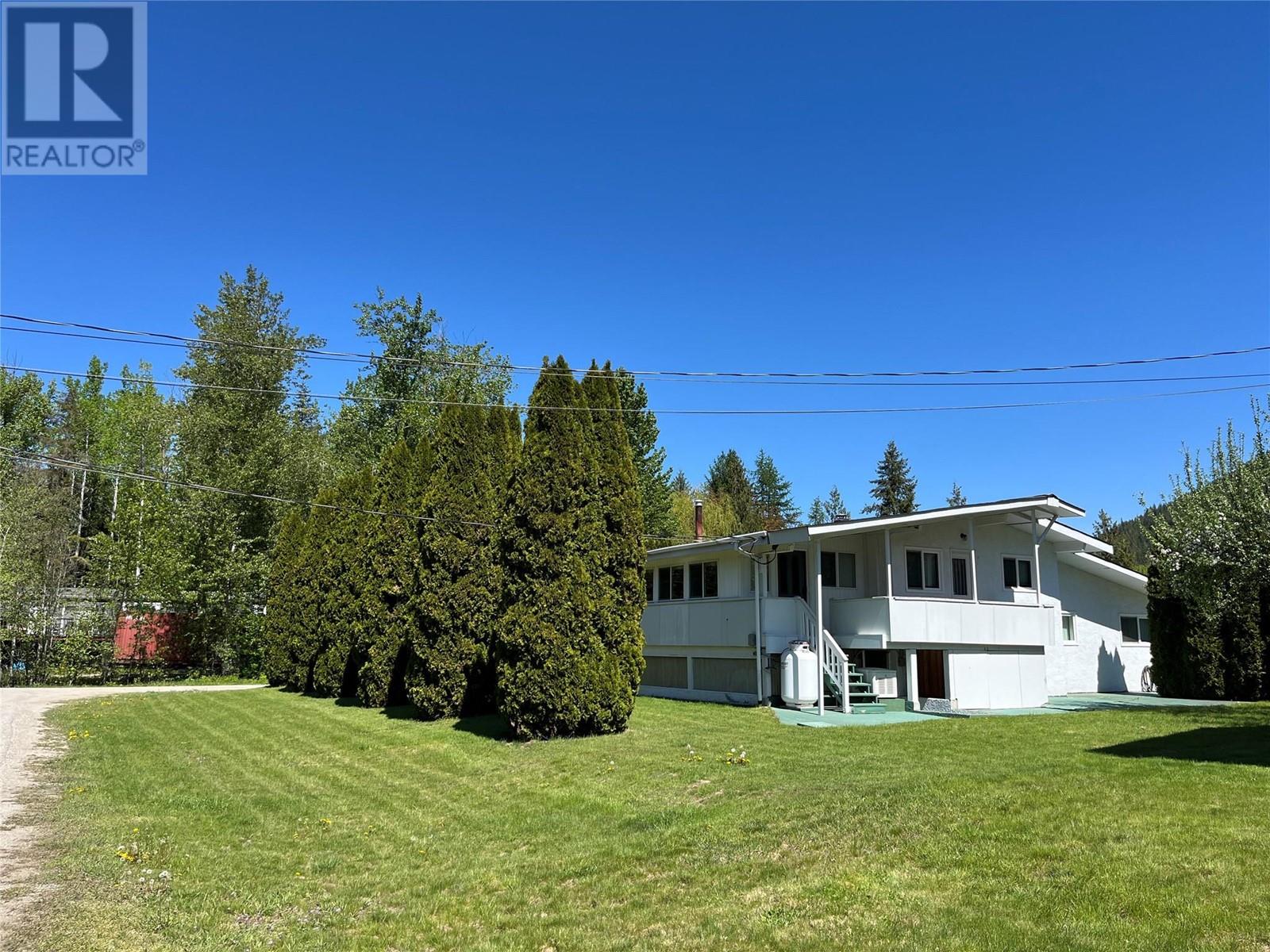  441 Oak Avenue, Sicamous
