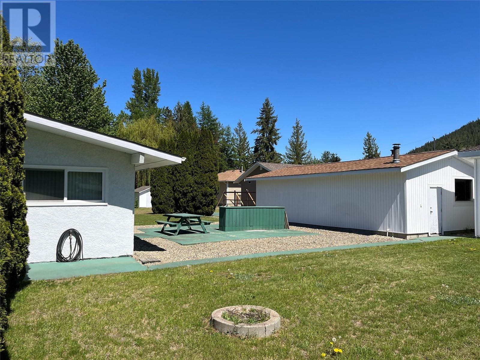  441 Oak Avenue, Sicamous