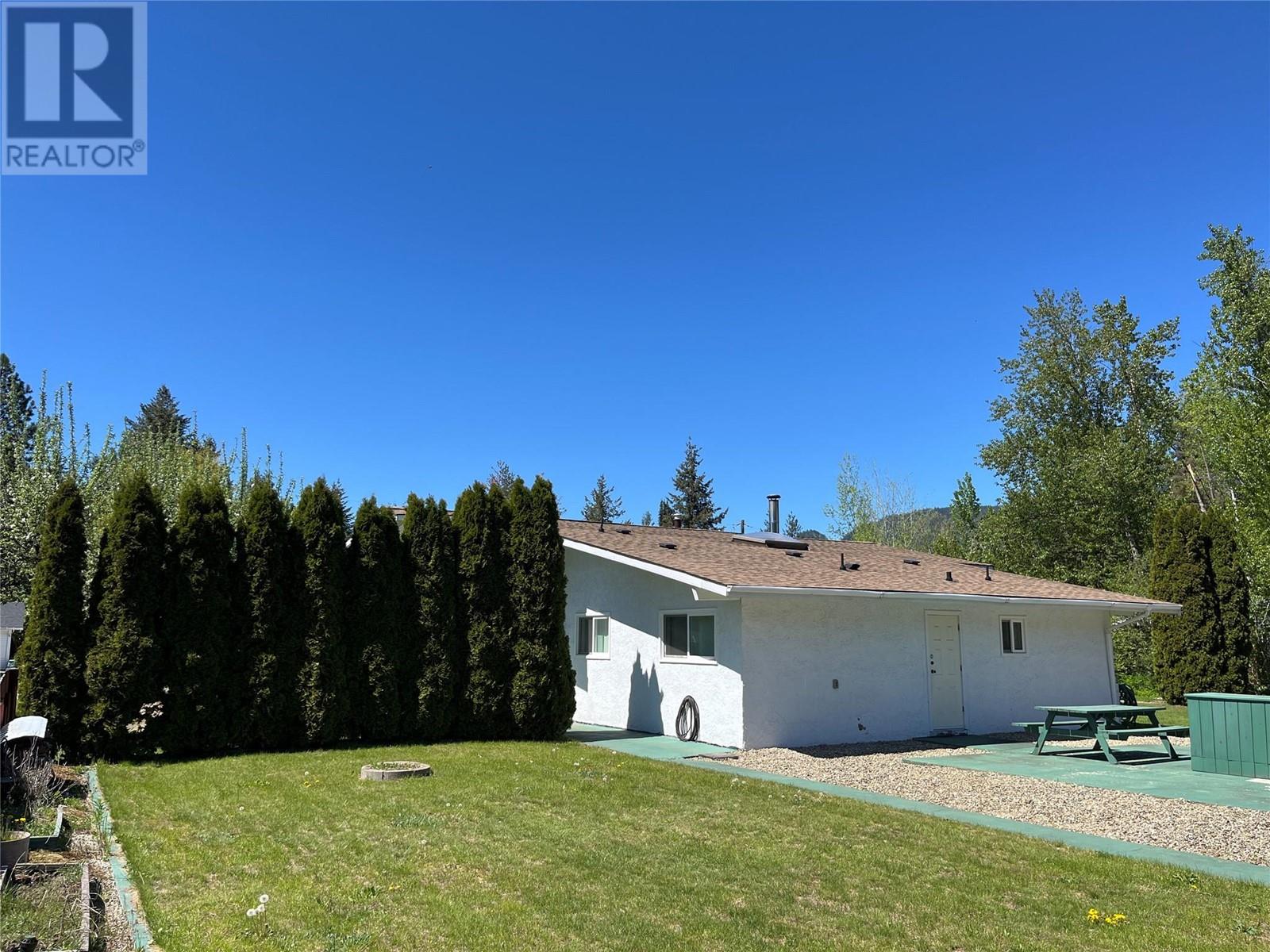  441 Oak Avenue, Sicamous