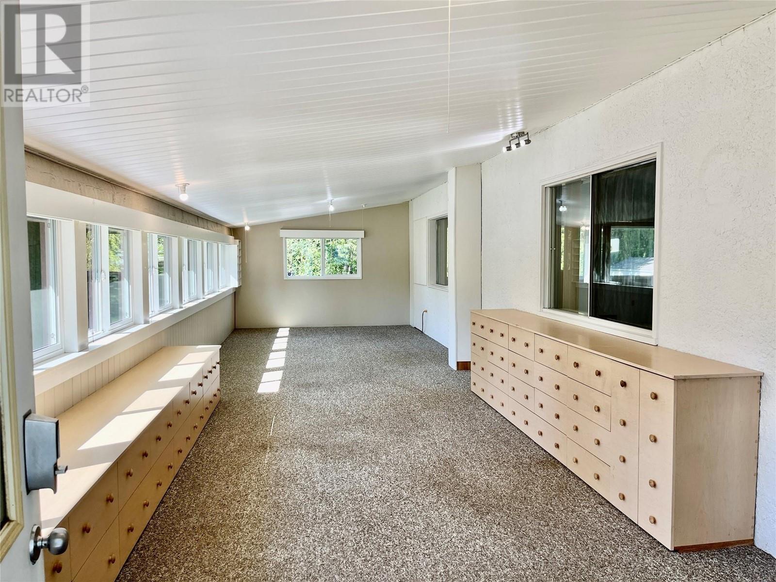  441 Oak Avenue, Sicamous