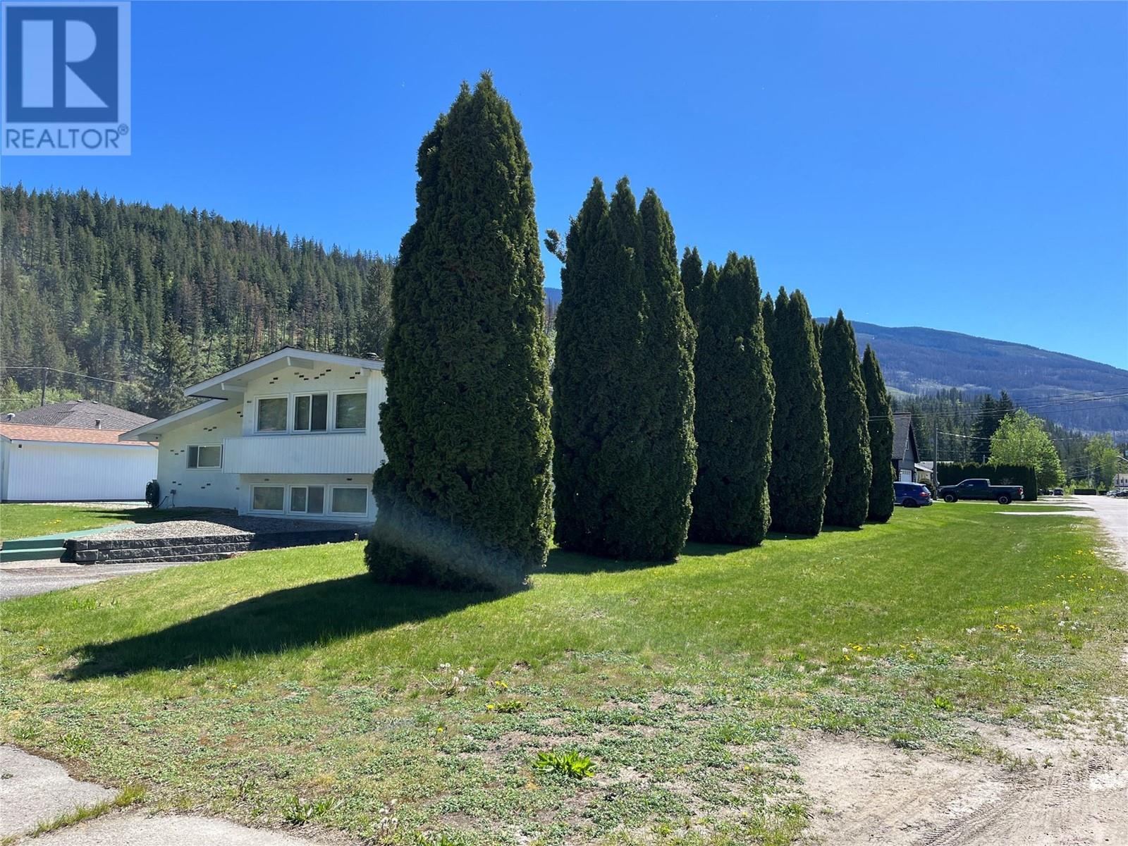  441 Oak Avenue, Sicamous