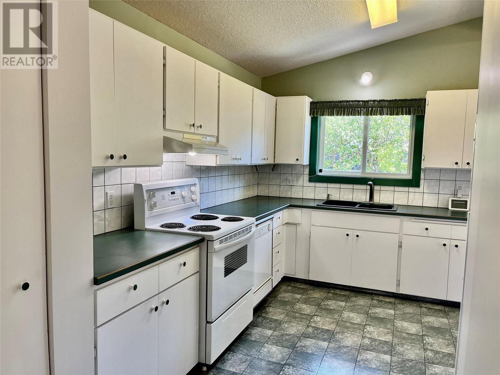  441 Oak Avenue, Sicamous