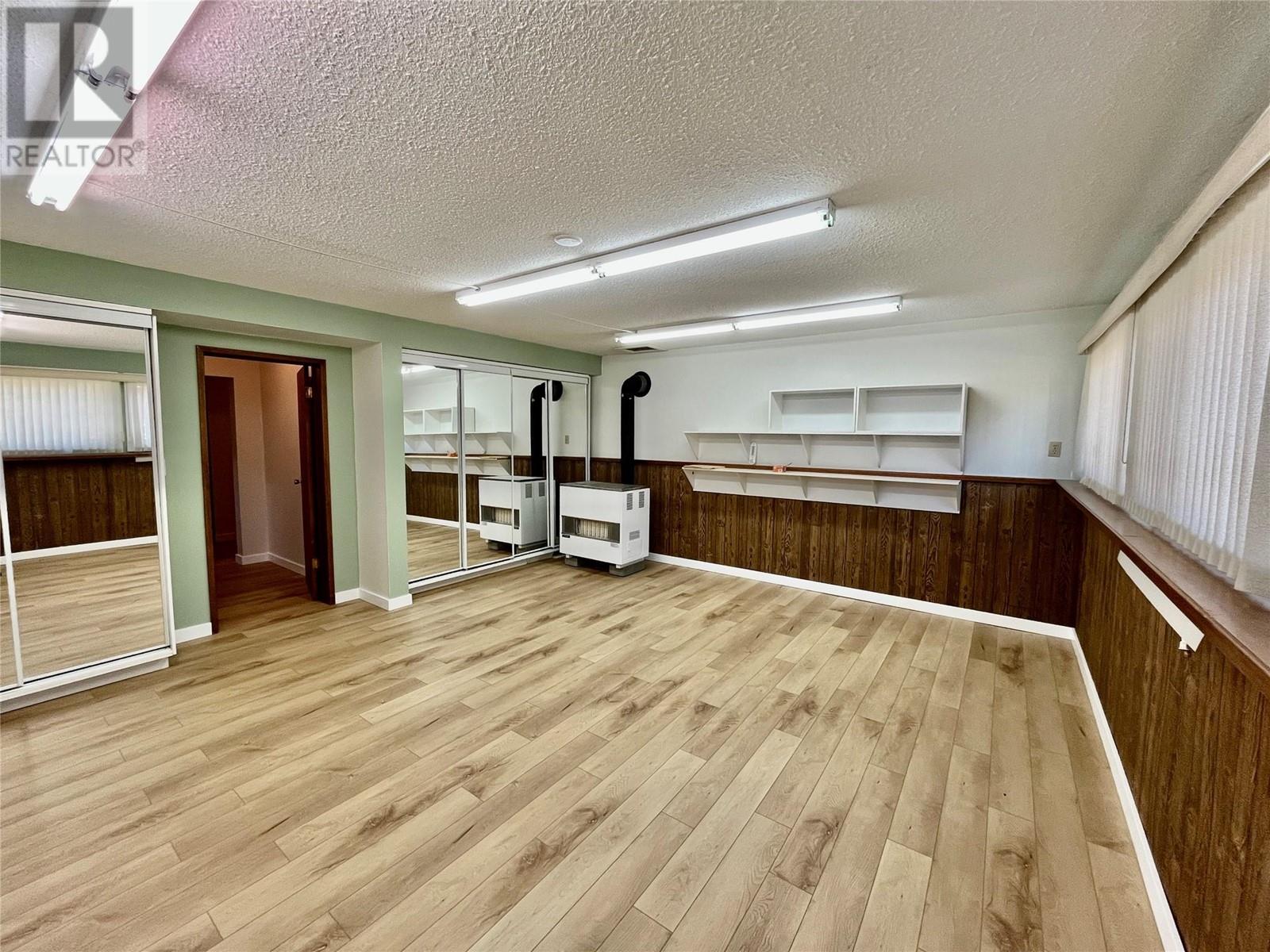  441 Oak Avenue, Sicamous