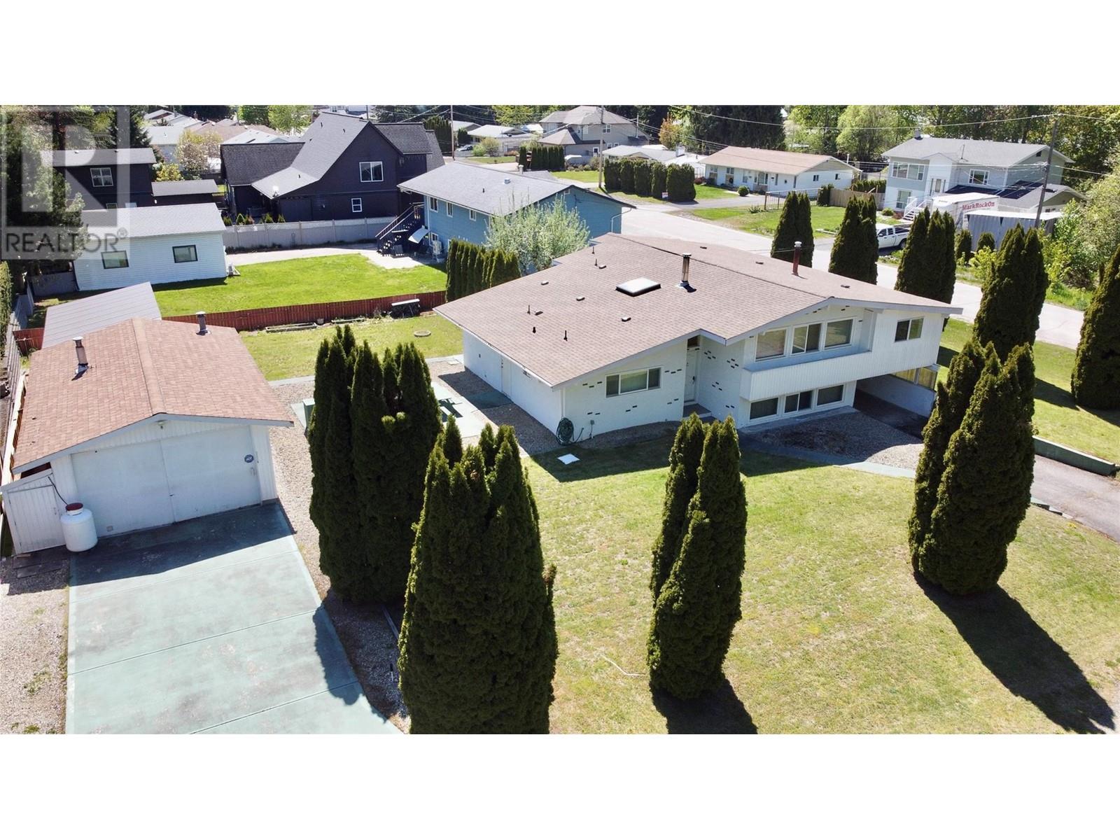  441 Oak Avenue, Sicamous