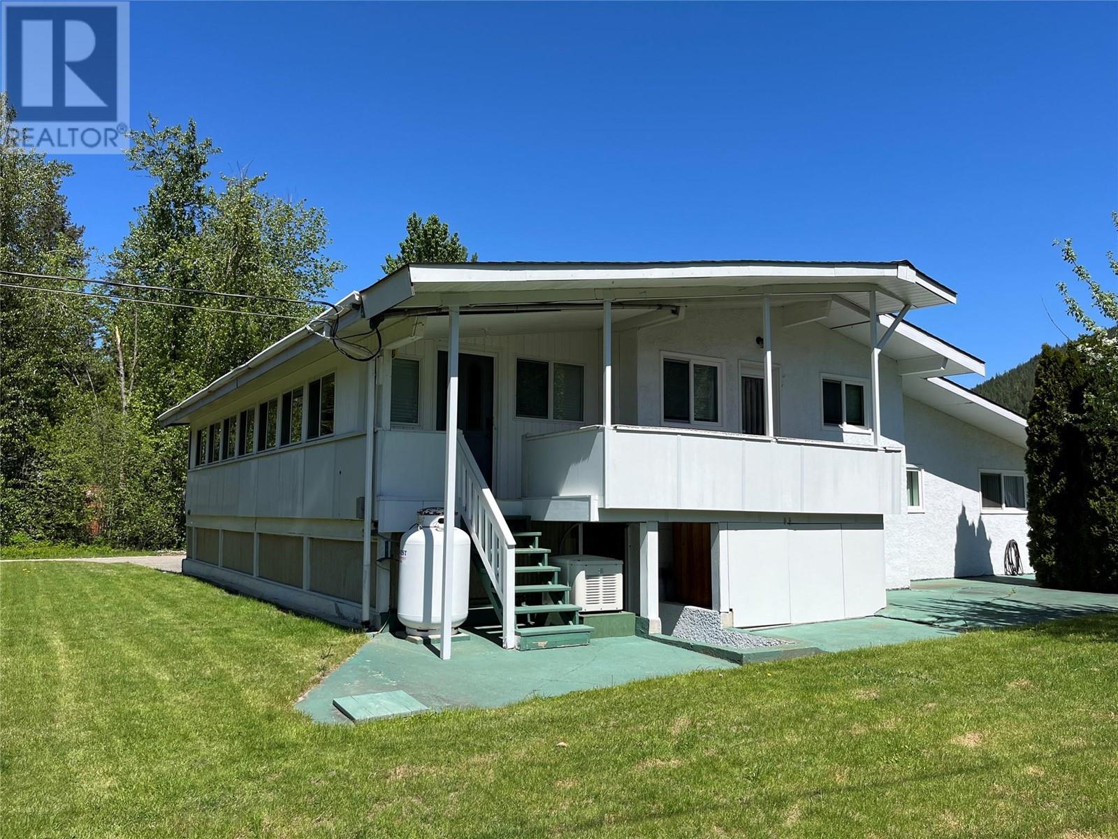  441 Oak Avenue, Sicamous