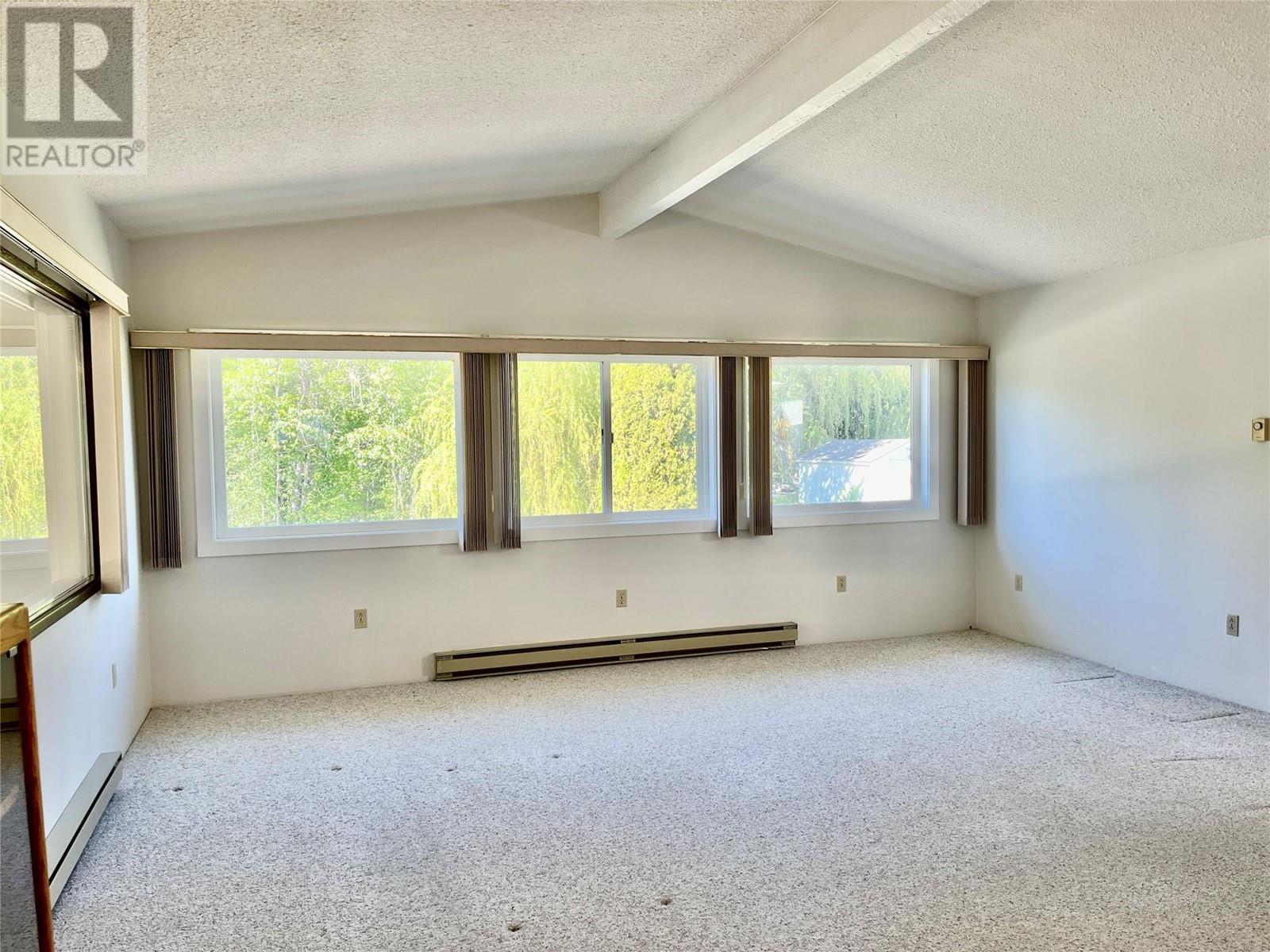  441 Oak Avenue, Sicamous