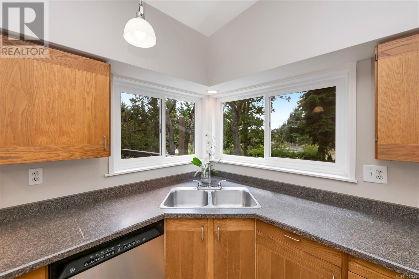 Photo 28 of 3512 Plymouth Rd, Oak Bay BC