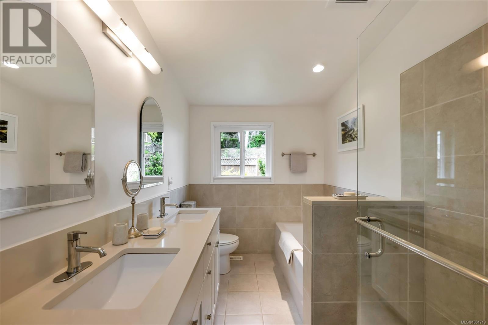 Photo 5 of 3512 Plymouth Rd, Oak Bay BC