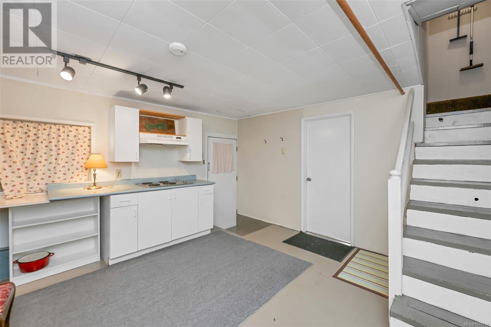 Photo 8 of 3512 Plymouth Rd, Oak Bay BC