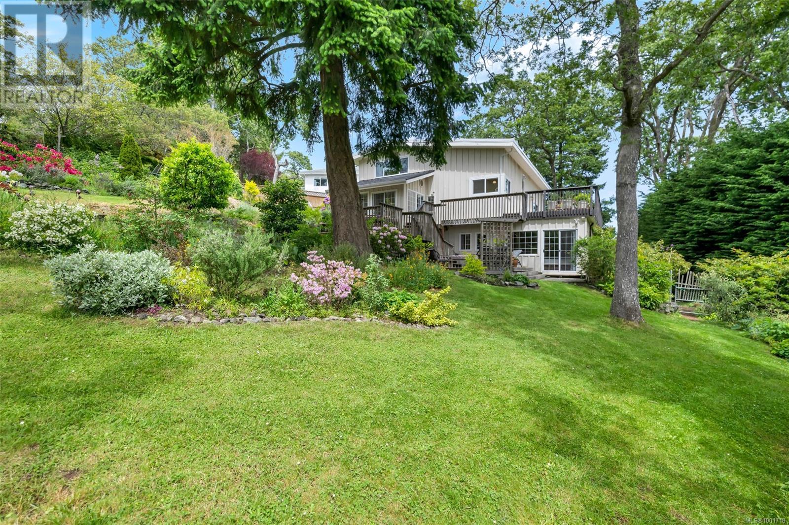 Photo 3 of 3512 Plymouth Rd, Oak Bay BC