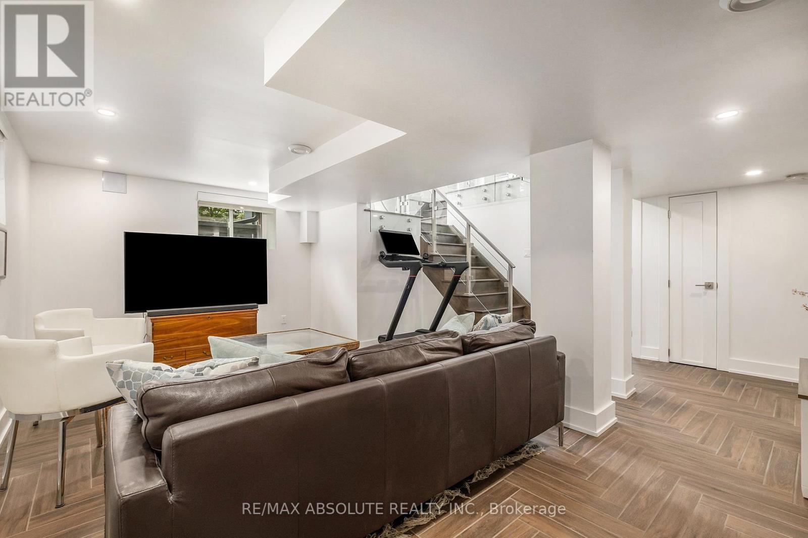 Photo 12 of 160 Begonia Avenue, Ottawa ON