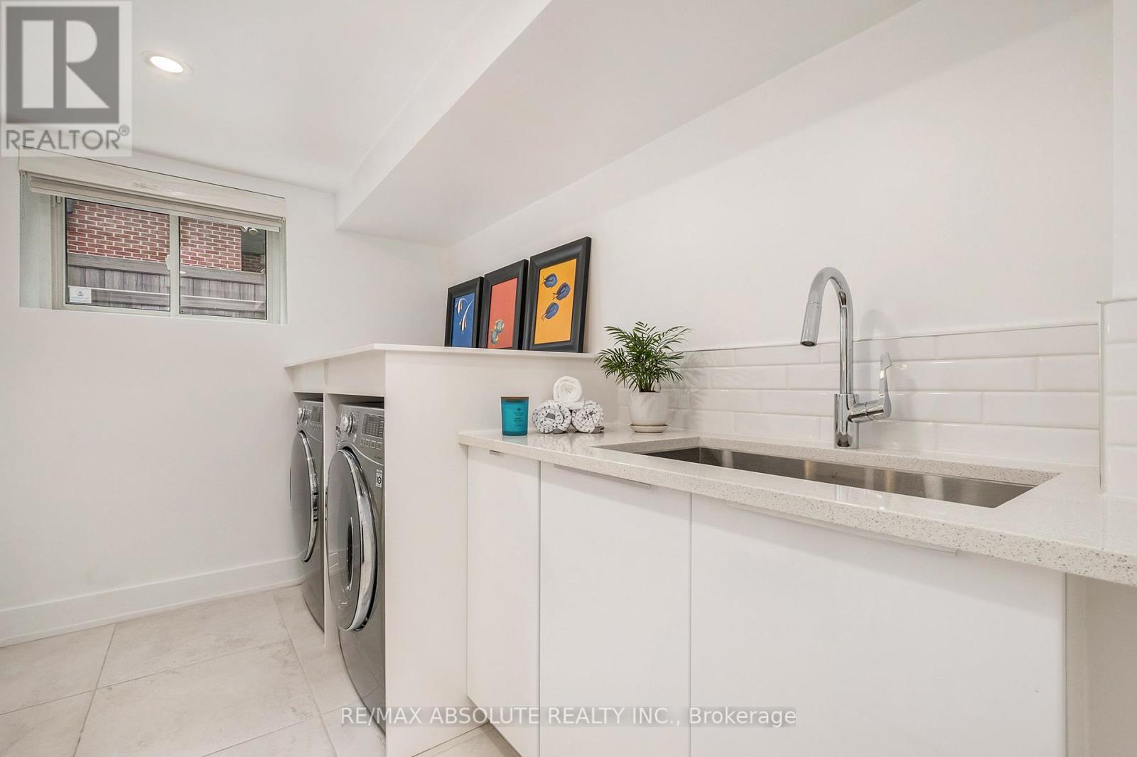 Photo 19 of 160 Begonia Avenue, Ottawa ON